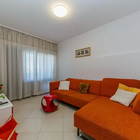 Strandnahes Mit Garten In By Interhome Hébergement de vacances Ražanj